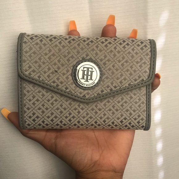 Tommy Hilfiger purse and wallet set . - Picture 2 of 7